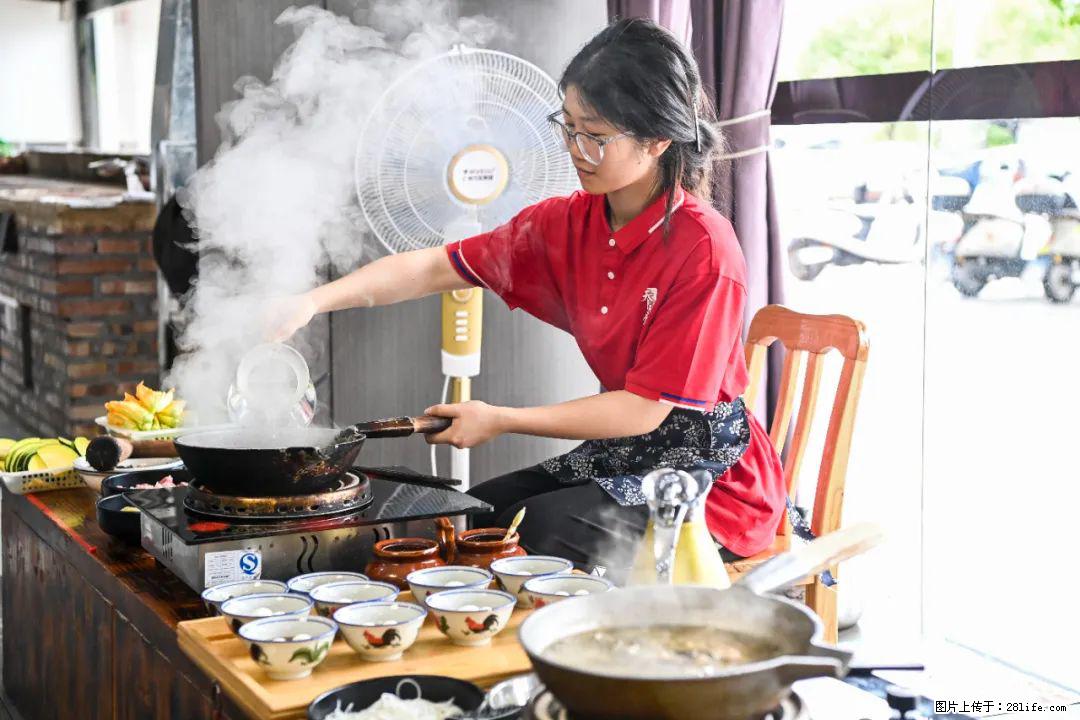全网追的“扁担女孩”,找了一份暑假工,时薪12元 - 酒泉生活资讯 - 酒泉28生活网 jq.28life.net